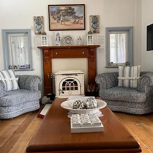  Bed & Breakfast Cherry Blossom Cottage-with Country Charm And